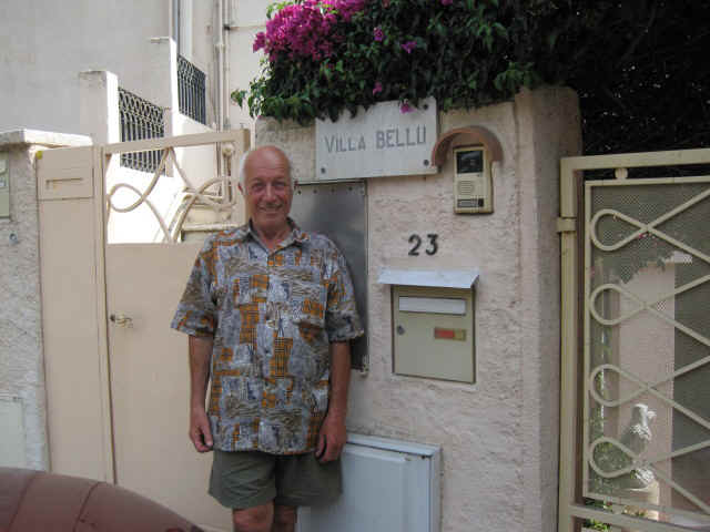 near my aunt home in Nice.JPG (102143 bytes)